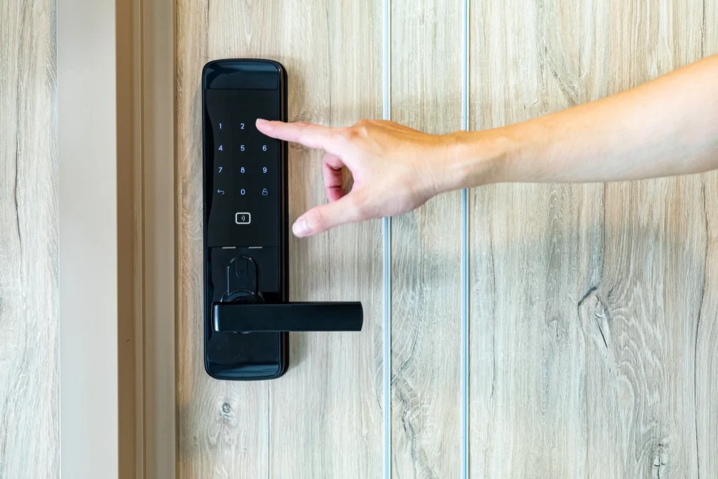 Comparando tipos de fechaduras digitais: biométricas, com teclado e RFID