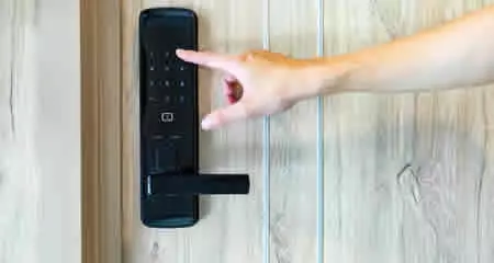 Comparando tipos de fechaduras digitais: biométricas, com teclado e RFID